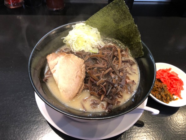 「豚骨ラーメン 750円＋クーポンキクラゲ」@博多 鷹マルの写真