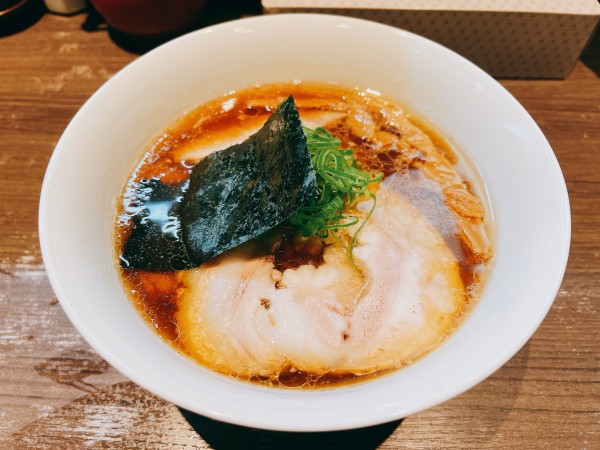 「醤油金華豚チャーシュー麺」@支那そばや 本店の写真