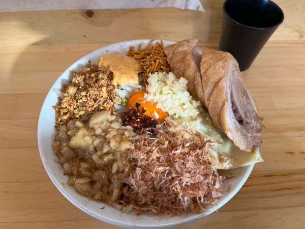 「まぜそば並　990円　ラーパスでチャーシュー増し」@ハイマウントMの写真