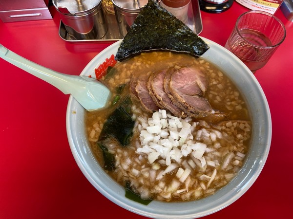 「プレミアム醤油ラーメン チャーシュー 玉ねぎ」@ラーメン山岡家 常陸大宮店の写真