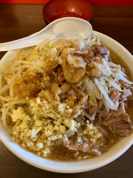 「ラーメン300＋ニンニク＋味付き脂＋生卵＋豚1枚」@龍麺 ふえ郎の写真