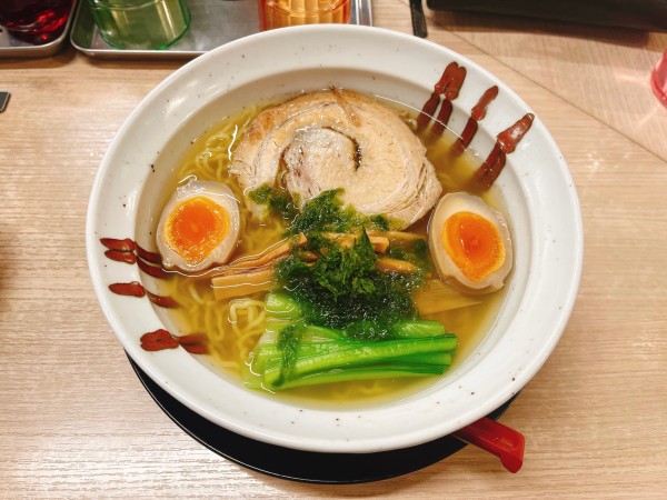 「塩ラーメン味玉入り」@麺や 暁の写真