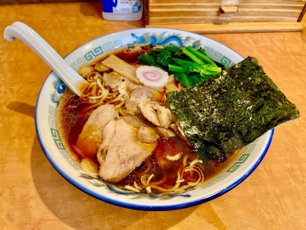 「ハートランド＋いぶりがっこチーズ→醤油ラーメン ほうれん草」@麺屋かむいの写真