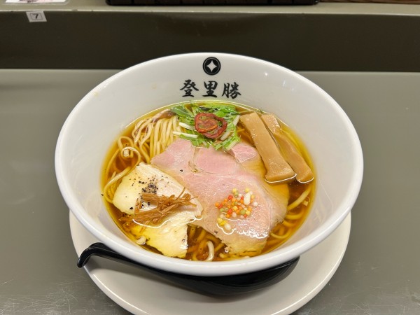 「麺助鶏 比内地鶏全量 醤油らぁめん」@らぁめん登里勝の写真