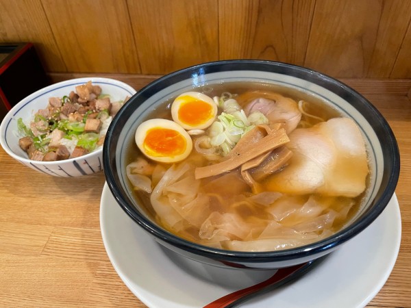 「煮玉子入りワンタンメ+ チャーシュー丼」@ワンタンメンの満月 三鷹店の写真