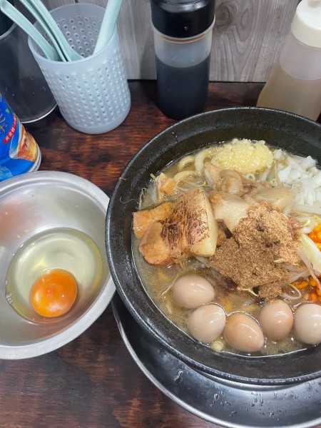 「小ラーメン　生卵」@麺でる 川崎店の写真