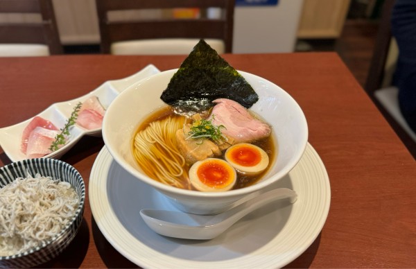 「津軽煮干し中華蕎麦（味玉入り）¥950、海鮮丼¥500」@酒肴場 屯の写真