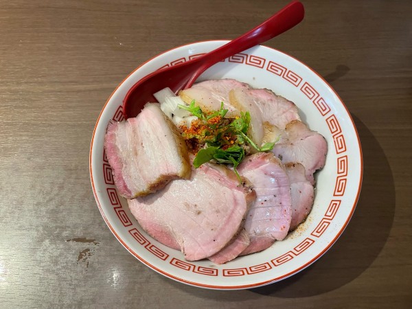 「炭火香るチャーシューまぜそば」@自家製麺と自然派食材 晴耕雨読の写真