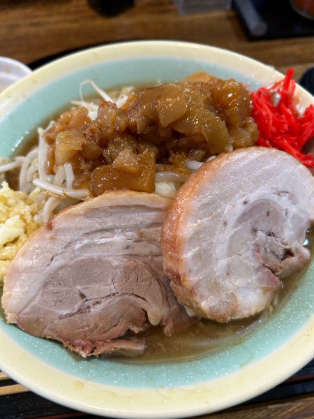 「小ラーメン　生卵　野菜少なめ　ニンニク　アブラカラメ　紅生姜」@ラーメンめじの写真