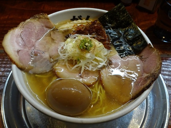 「葱油ジュ～！：塩（1,300円）＋味玉（100円）」@元祖一条流がんこラーメン たま館分店の写真