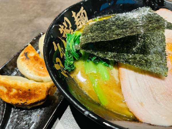 「塩ラーメン 900円 名物肉汁餃子 3個 300円」@宮元製麺の写真