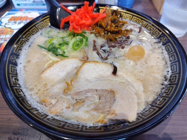 「豚骨ラーメン　※豚骨醤油味　：ハリガネ　＋辛子高菜＆紅生姜㋚」@博多鉄八 安曇野店の写真