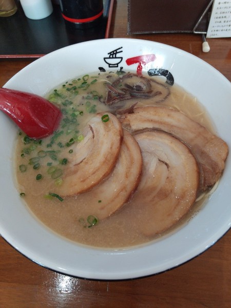 「とんこつらぁめん(トッピング:チャーシュー)」@ラーメンてつ 埼玉蓮田支店の写真