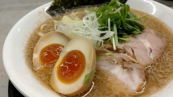 「厳選素材のあご塩ラーメン(800円税込)」@吉祥寺 武蔵家 熊谷店の写真