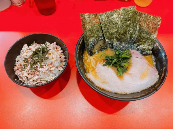 「ラーメン＋チャーシューまぶしごはん」@横浜家系総本山 吉村家直系店 ラーメン内田家の写真