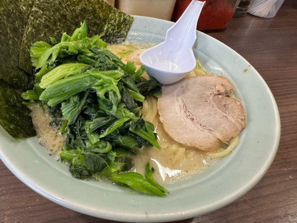 「醤油ラーメン＋ほうれん草」@横浜家系ラーメン 飯田橋 魂心家の写真