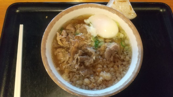 「肉うどん中580円、温泉玉子90円」@うどん ちよ志 南吉方店の写真