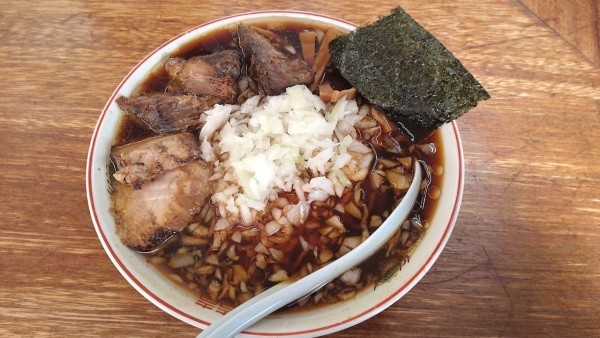 「竹岡式醤油ラーメン（チャーシュー&薬味）」@中華そば 温故知新の写真