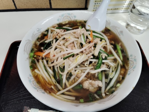 「肉にら炒めそば　　800円　　半チャーハン　300円」@中華料理 埼玉屋の写真