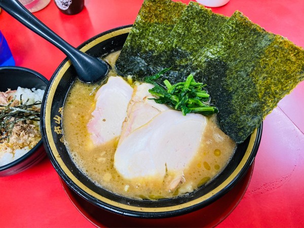 「チャーシュー麺＋ライス(チャーシューまぶし)」@はじめ家の写真