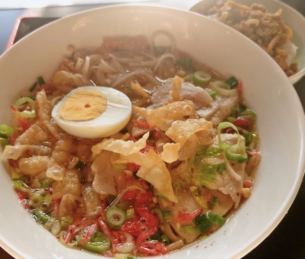 「バジル炒めごはん＋トムヤム豚肉ラーメン」@タイレストラン タイコウの写真