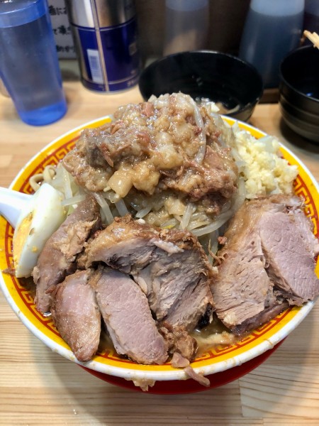 「ラーメン豚2枚半卵 生卵 1080+80円」@えどもんど 中野の写真