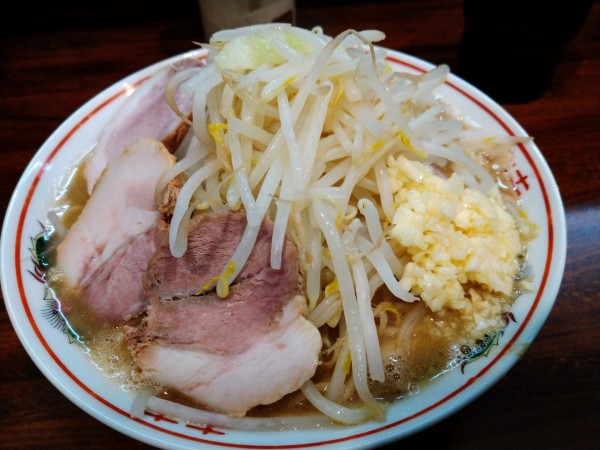 「らーめん麺少なめ 800円」@らーめん松信 志村坂上駅前店の写真