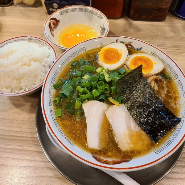 「味玉ラーメン(黒)+ごはん¥1300・生玉子¥150」@鯨人の写真
