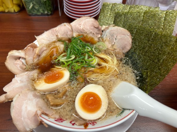 「特製醤油らーめん　全部のせ」@ラーメン魁力屋 五反田店の写真