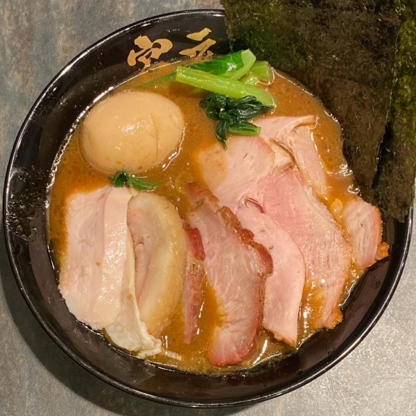 「チャーシュー入りラーメン ¥1,350 燻製半熟味玉 ¥150 」@宮元製麺の写真