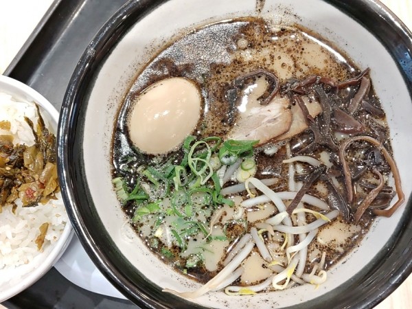 「黒らーめん＋味付玉子＋高菜ごはんセット」@由丸 人形町店の写真