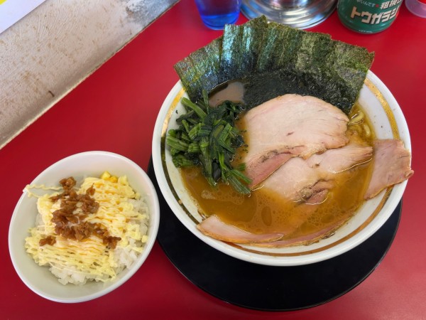 「ラーメン＋チャーシュー増し（2枚）＋半玉子まぶし」@家系ラーメン王道家直伝 との丸家 松飛台店の写真