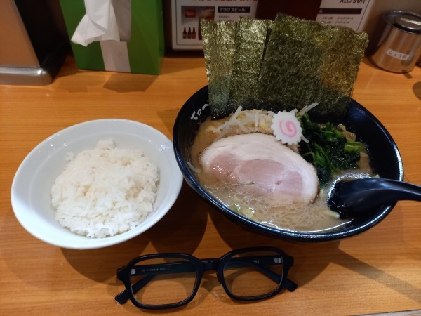 「ラーメン(多め・平日15時まで半ライス無料)」@横浜ラーメン てっぺん家 元住吉店の写真