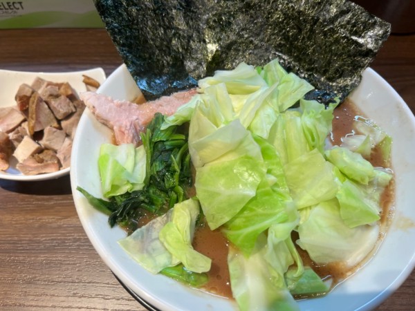 「ラーメン、キャベツ、コロコロチャーシュー（限定）」@横浜家系らーめん 輝道家 水道橋駅前店の写真