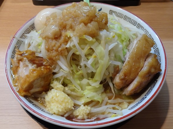「小ラーメン（900円）＋味玉＋豚角煮　ニンニク野菜アブラ」@豚山 八王子北野店の写真