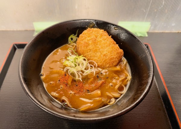 「カレーそば(550円)+コロッケ(クーポン)」@ゆで太郎 一番町店の写真