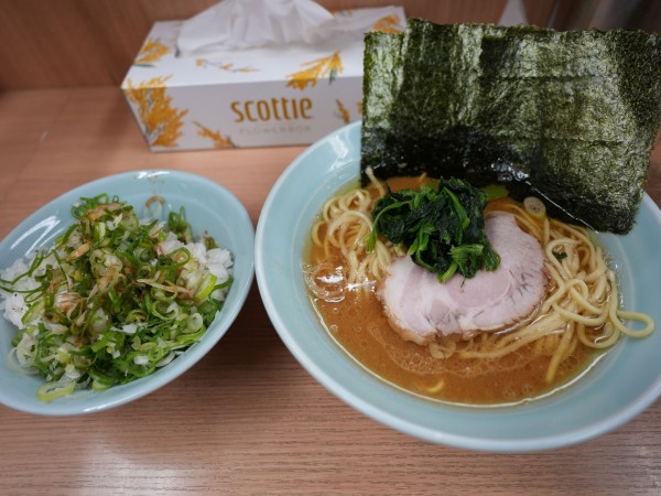 「ラーメン 並 麺硬め+味濃いめ+油多め+ネギ飯+サービスコロ」@横浜ラーメン 武蔵家 日吉店の写真