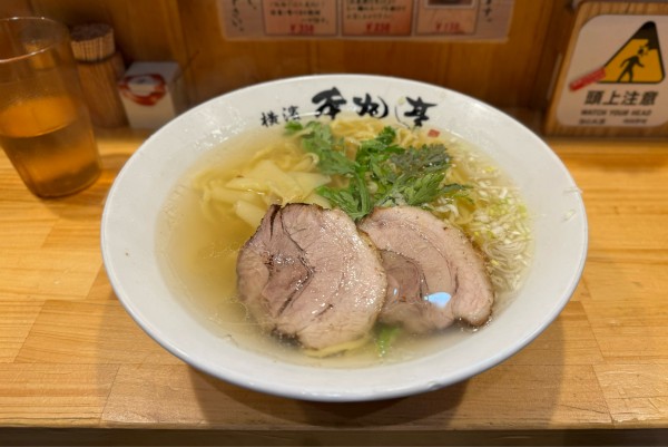 「本丸塩ら〜麺¥950」@横濱 本丸亭 新橋店の写真