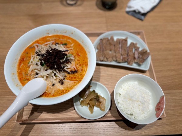 「拝骨担々麺ランチ(担々麺/拝骨/ご飯) 1980円」@希須林 麻布台の写真