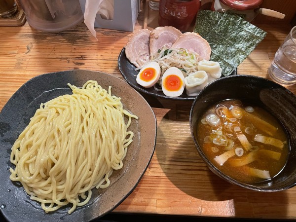 「つけ麺（大盛り）＋やすべえ特製トッピング」@つけ麺屋 やすべえ 秋葉原店の写真