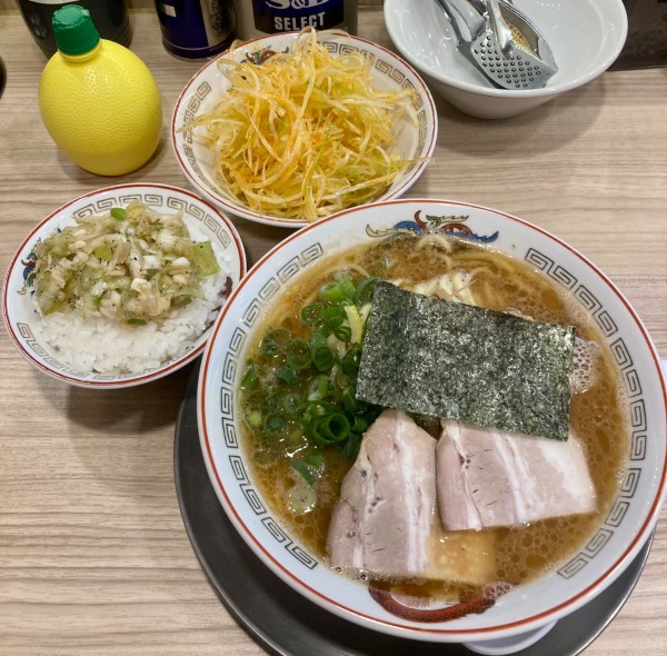 「ネギラーメン(黒)+ネギごはん+替玉」@鯨人の写真