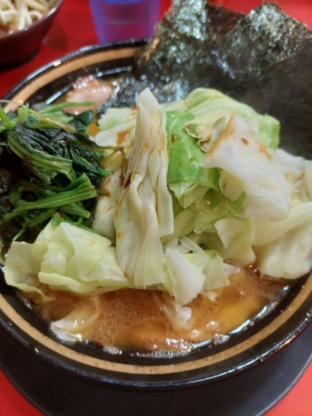 「中盛チャーシューメン＋キャベツ＋半賄い丼」@家系ラーメン とらきち家の写真