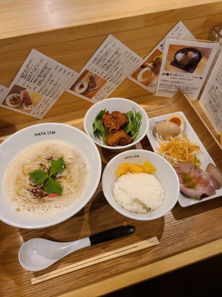 「白いラーメン味付き玉子カラアゲごはんセット」@ハタイズムの写真