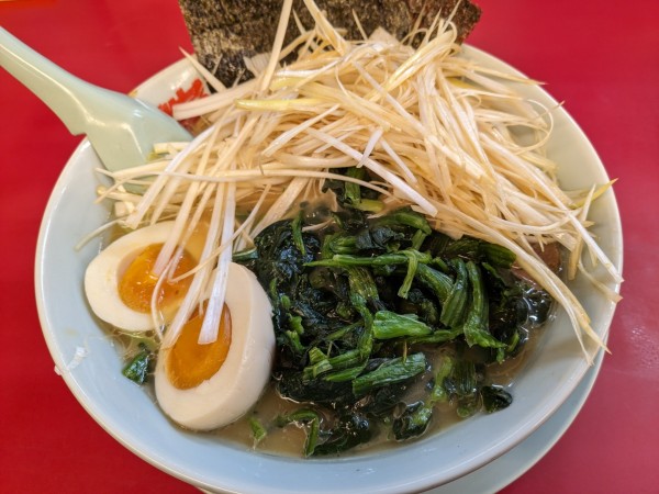 「醤油ネギラーメン 味付玉子 ホウレン草」@山岡家 狭山店の写真