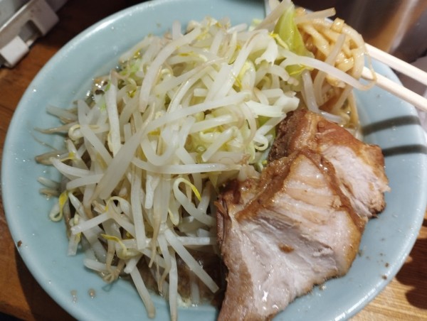 「ラーメン(麺すくなめにんにくなし)(900)」@ラーメン髭の写真