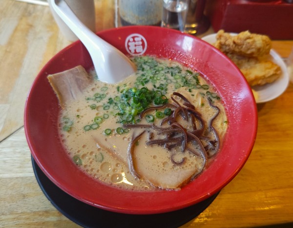 「特製ラーメン+唐揚げ×2+替え玉（1,000円）」@豚骨らーめん 福の軒 秋葉原店の写真