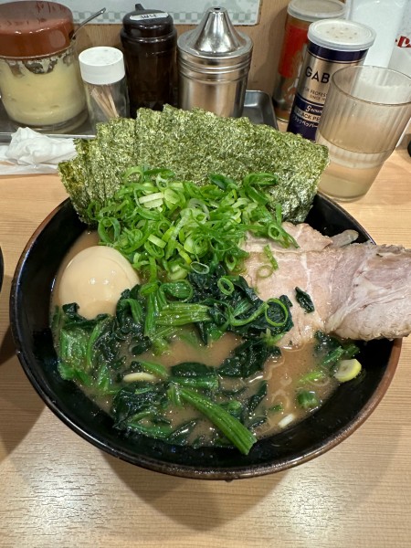 「特製ラーメン+ほうれん草マシ+無料ライス」@横浜家系らーめん 武道家 賢斗の写真