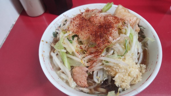 「麺半分豚1枚750円ヤサイ、ニンニク、アブラ、一味唐辛子」@ラーメン二郎 越谷店の写真