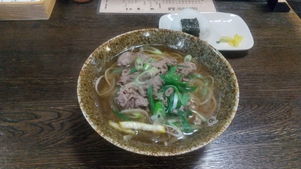 「肉南そば650円、おにぎり（こんぶ）130円」@更科の写真