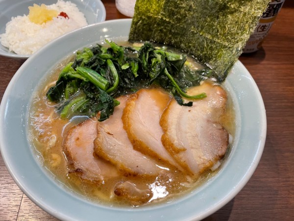 「チャーシュー麺、ほうれん草、半ライス」@金八家の写真